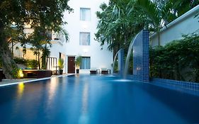La Rose Suites